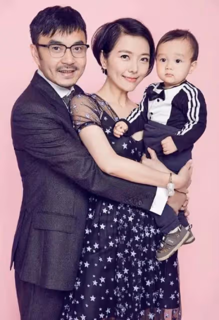 汪涵44歲妻子現身兒子學校,剪短髮變知性美女,兒子上的貴族學校