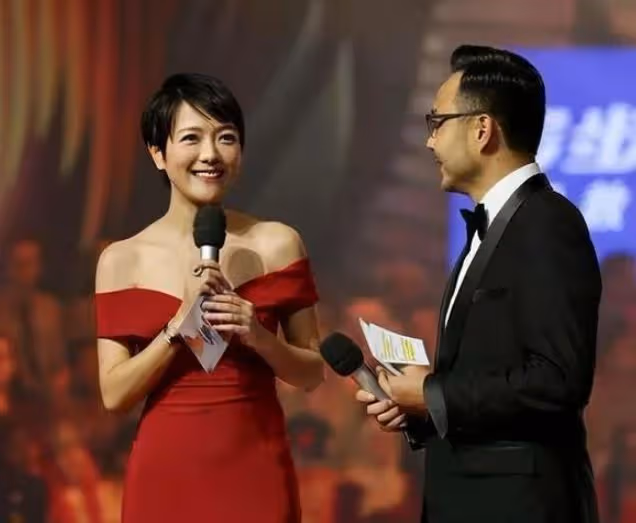 汪涵44歲妻子現身兒子學校,剪短髮變知性美女,兒子上的貴族學校