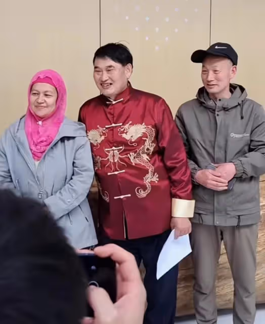 大衣哥在家創作了一幅畫,被工廠老闆200萬買下,網友表示很震驚