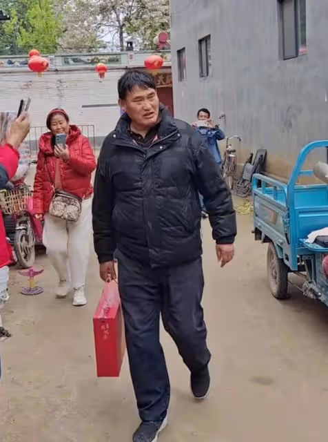 大衣哥在家創作了一幅畫,被工廠老闆200萬買下,網友表示很震驚