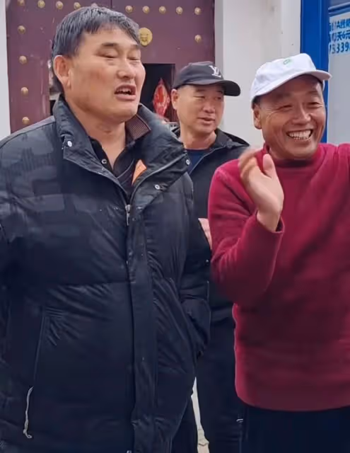 大衣哥在家創作了一幅畫,被工廠老闆200萬買下,網友表示很震驚