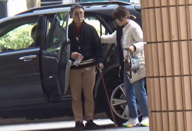 73歲劉松仁病癒復工！精神奕奕狀態好，3年前摔傷行動不便傳中風
