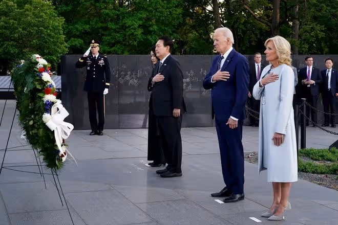 金建希參加活動,穿襯衫和老公領帶同色,胸前的胸針和老公也一樣