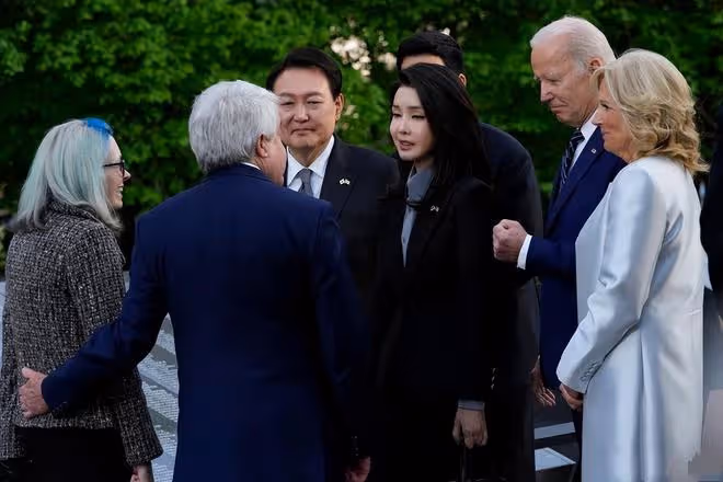 金建希參加活動,穿襯衫和老公領帶同色,胸前的胸針和老公也一樣