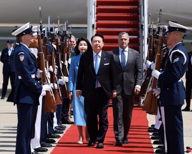 金建希參加活動,穿襯衫和老公領帶同色,胸前的胸針和老公也一樣