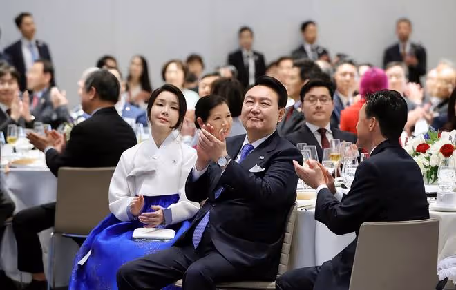 金建希參加活動,穿襯衫和老公領帶同色,胸前的胸針和老公也一樣