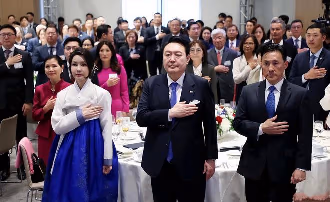 金建希參加活動,穿襯衫和老公領帶同色,胸前的胸針和老公也一樣