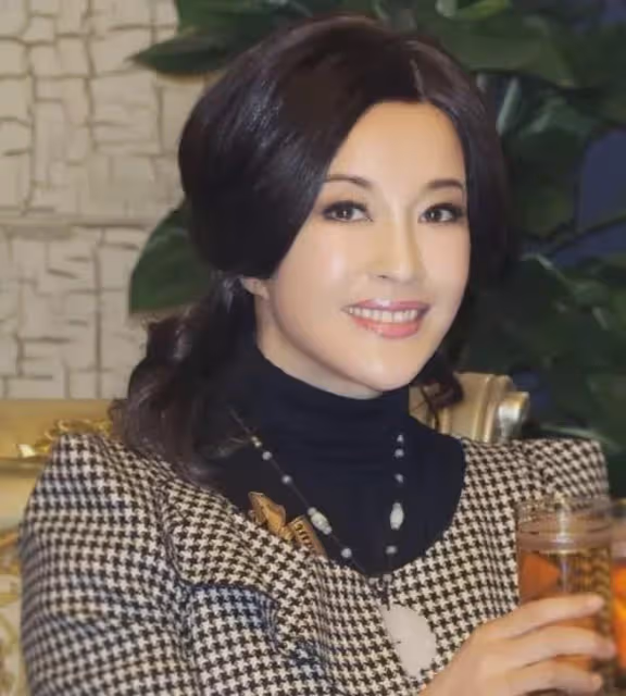 劉曉慶正在喝茶時,助理打來電話:劉總快跑!公司被封了