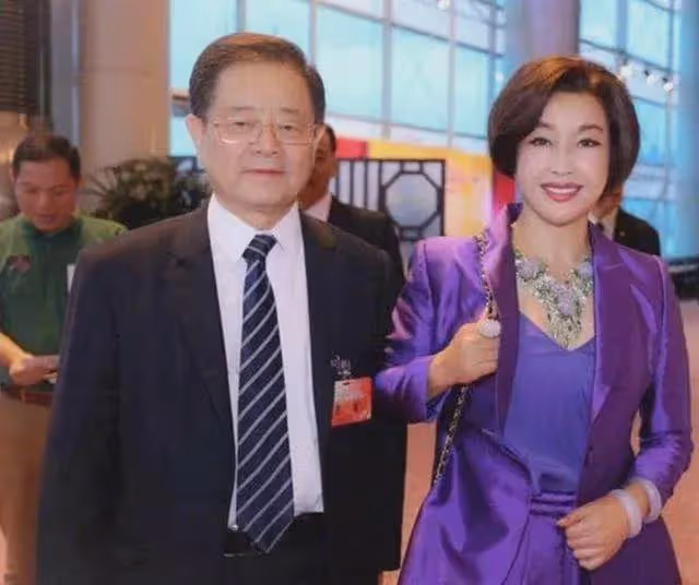 劉曉慶正在喝茶時,助理打來電話:劉總快跑!公司被封了