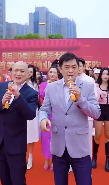 51歲陳志朋太辛酸?幫網紅戴頭紗撒花瓣似花童,身材暴瘦撞臉維嘉