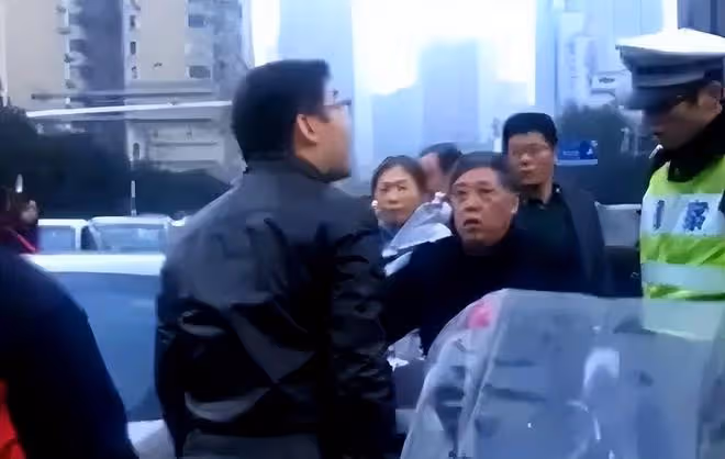 他曾是相聲界大梁,開280萬保時捷撞倒大爺,揚言:幸虧你碰到了有錢人