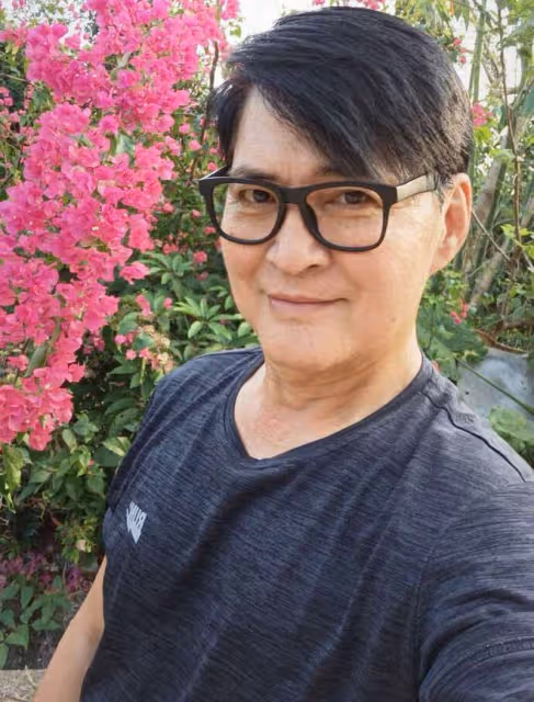 知名港星官宣當外公,倆外孫女首曝光太可愛!68歲與二婚妻住農村