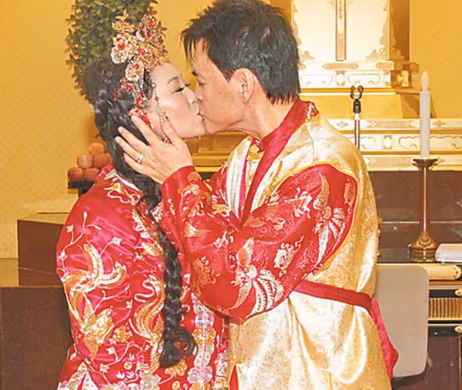 知名港星官宣當外公,倆外孫女首曝光太可愛!68歲與二婚妻住農村