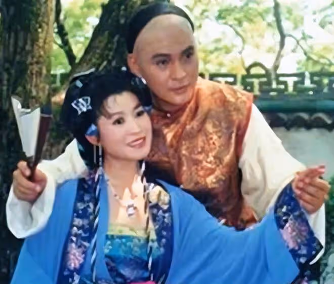 知名港星官宣當外公,倆外孫女首曝光太可愛!68歲與二婚妻住農村