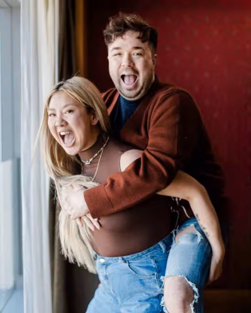 鄭欣宜疑公開戀情!與外國男親密合影不避嫌,繼承遺產後追求者多