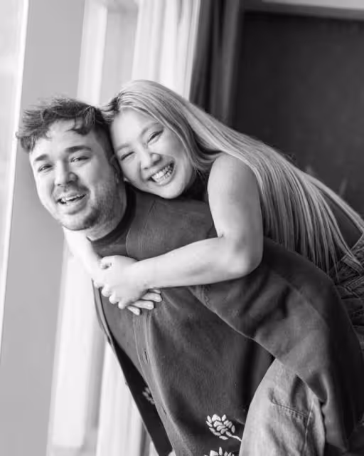鄭欣宜疑公開戀情!與外國男親密合影不避嫌,繼承遺產後追求者多