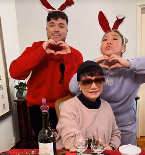 鄭欣宜疑公開戀情!與外國男親密合影不避嫌,繼承遺產後追求者多