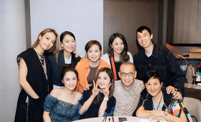 英皇一姐容祖兒參加公司團建，被楊受成拉手顯親密，老闆娘罕露面