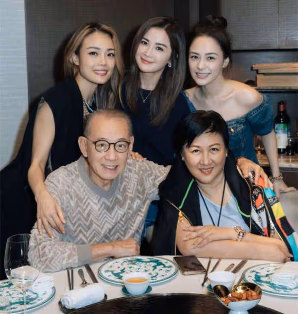英皇一姐容祖兒參加公司團建，被楊受成拉手顯親密，老闆娘罕露面