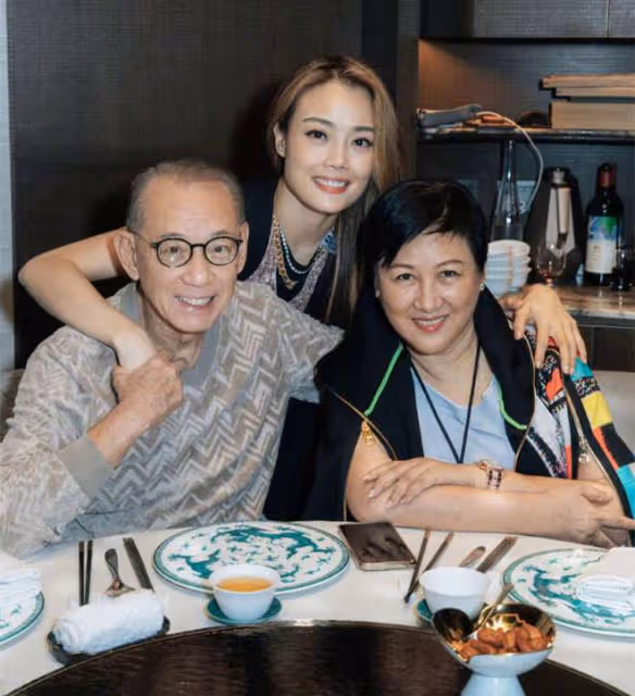 英皇一姐容祖兒參加公司團建,被楊受成拉手顯親密,老闆娘罕露面