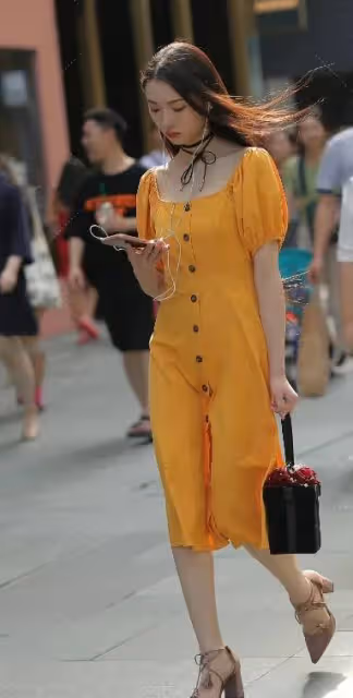 橘色連衣裙，飄逸靈動，顯出唯美的氛圍感