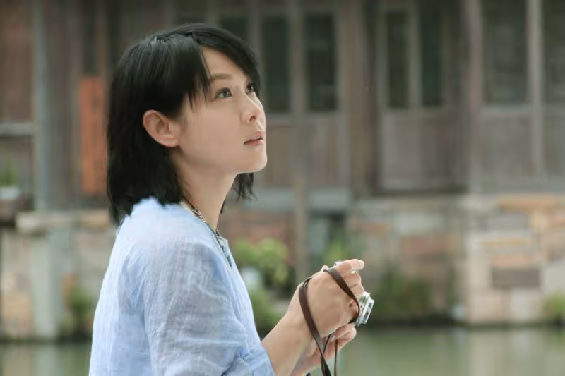 劉若英深圳演唱會無修圖顏值慘不忍睹,54歲仍撈錢恐嫁偽豪門