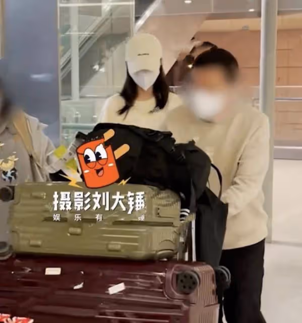 張雲龍戀情疑曝光，住在馮女郎鍾楚曦家裡多日，曾在海邊互動很甜