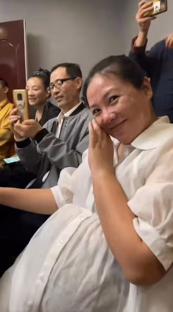 謝東演出回家，小22歲嬌妻貼心辦接風宴，挺5月孕肚喝啤酒吃燒烤