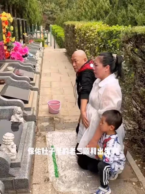 謝東演出回家，小22歲嬌妻貼心辦接風宴，挺5月孕肚喝啤酒吃燒烤