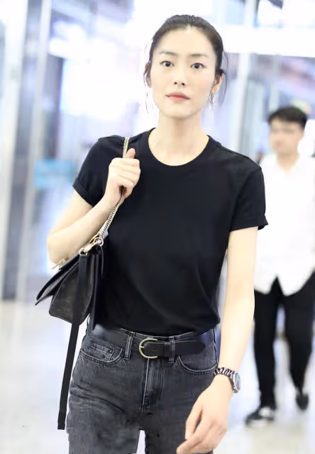 基礎單品如何穿出個性？試試「卷個邊」，周春雨鍾楚曦立馬變時髦
