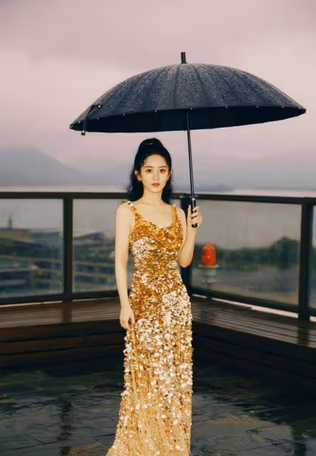 不愧是「拚命三娘」！趙麗穎冒雨拍大片，氛圍感拉滿