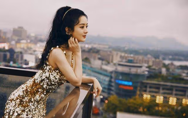 不愧是「拚命三娘」！趙麗穎冒雨拍大片，氛圍感拉滿