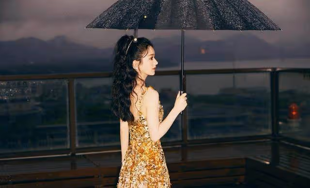 不愧是「拚命三娘」！趙麗穎冒雨拍大片，氛圍感拉滿