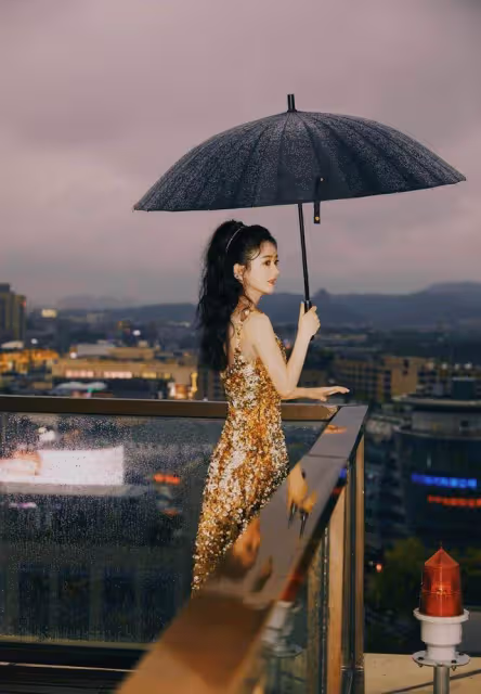 不愧是「拚命三娘」！趙麗穎冒雨拍大片，氛圍感拉滿