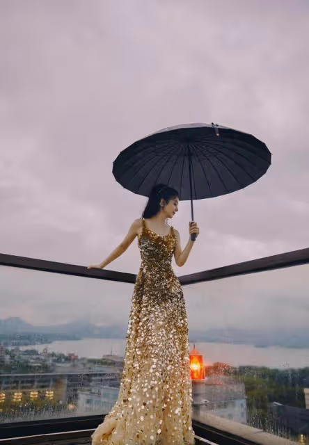 不愧是「拚命三娘」！趙麗穎冒雨拍大片，氛圍感拉滿