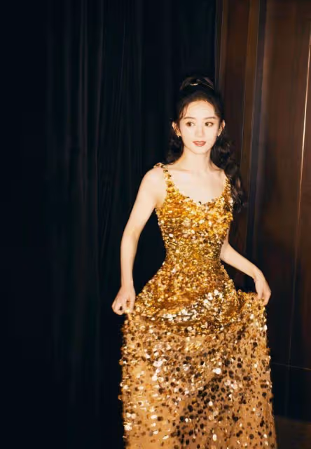 不愧是「拚命三娘」！趙麗穎冒雨拍大片，氛圍感拉滿