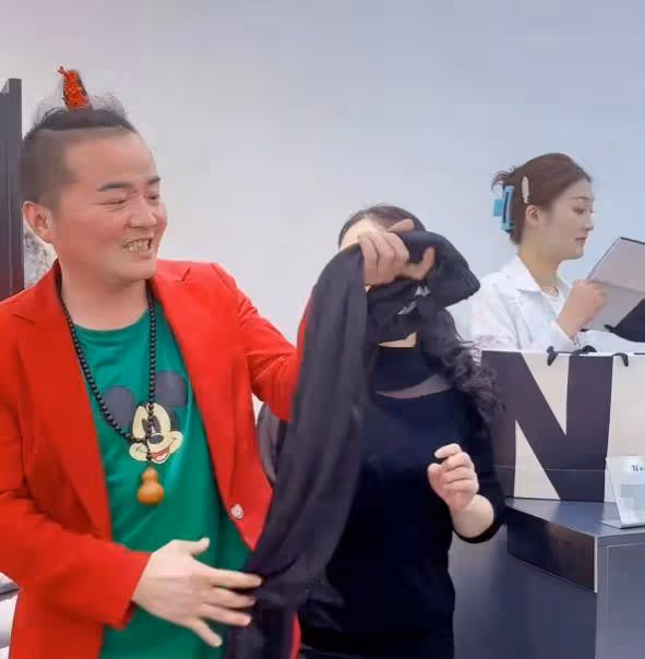 陳亞男服裝店成網紅打卡地，一男子打扮怪異專程來「探店」