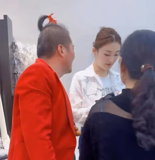 陳亞男服裝店成網紅打卡地，一男子打扮怪異專程來「探店」