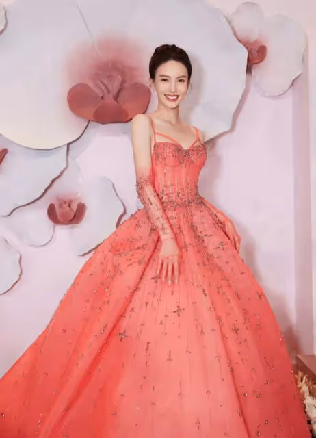費加羅紅毯女明星造型：江疏影黃聖依撞髮型，袁姍姍臉僵金晨優雅