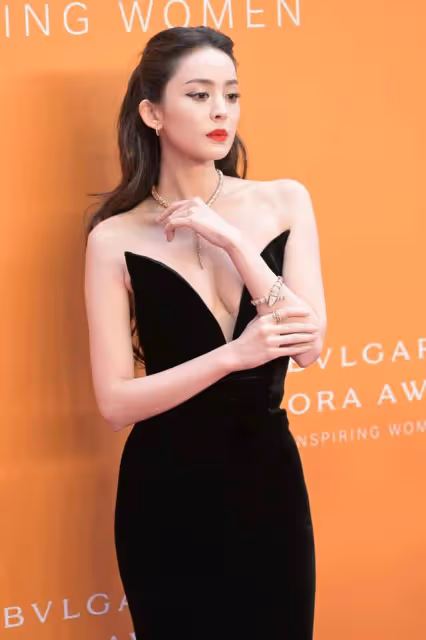 費加羅紅毯女明星造型：江疏影黃聖依撞髮型，袁姍姍臉僵金晨優雅