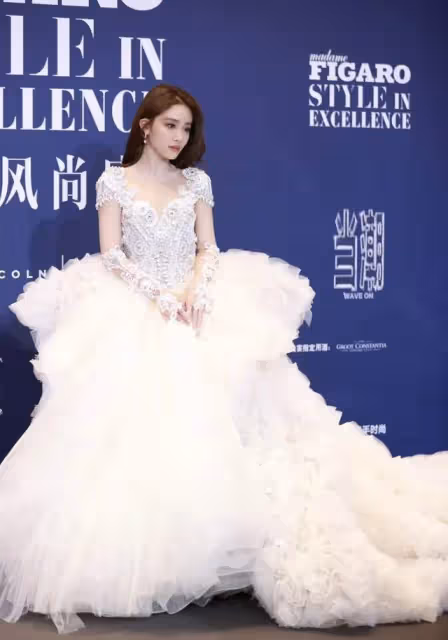 費加羅紅毯女明星造型：江疏影黃聖依撞髮型，袁姍姍臉僵金晨優雅