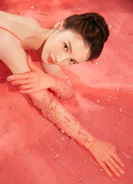 費加羅紅毯女明星造型：江疏影黃聖依撞髮型，袁姍姍臉僵金晨優雅
