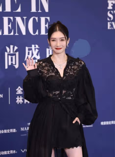 費加羅紅毯女明星造型：江疏影黃聖依撞髮型，袁姍姍臉僵金晨優雅