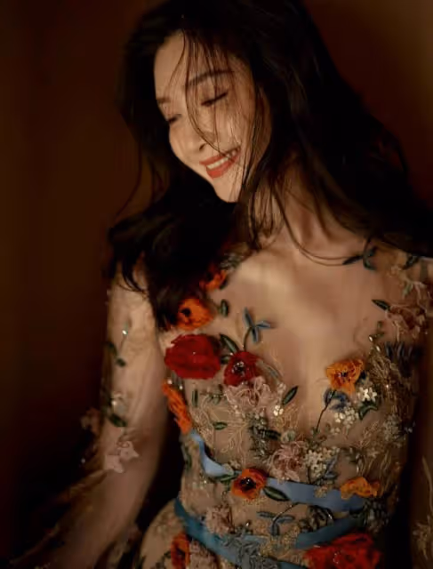 費加羅紅毯女明星造型：江疏影黃聖依撞髮型，袁姍姍臉僵金晨優雅