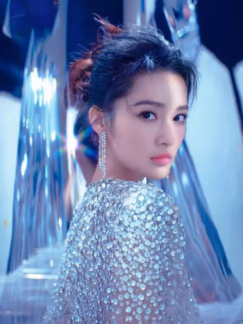 費加羅紅毯女明星造型：江疏影黃聖依撞髮型，袁姍姍臉僵金晨優雅
