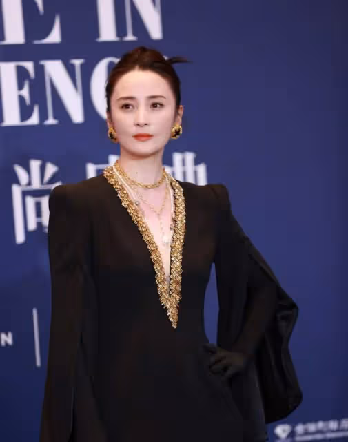 費加羅紅毯女明星造型：江疏影黃聖依撞髮型，袁姍姍臉僵金晨優雅