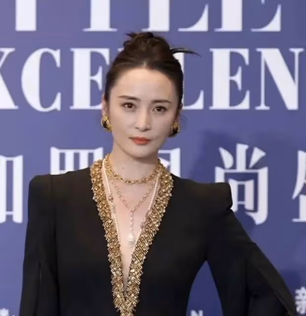 費加羅紅毯女明星造型：江疏影黃聖依撞髮型，袁姍姍臉僵金晨優雅