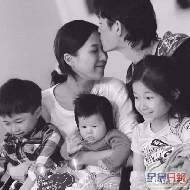 鍾嘉欣一拖三去迪士尼態度親民！大女五官精緻甩爸爸強大基因