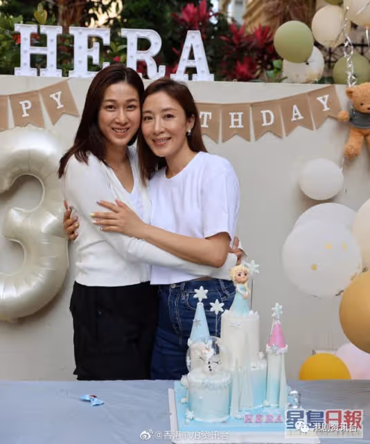 鍾嘉欣一拖三去迪士尼態度親民！大女五官精緻甩爸爸強大基因