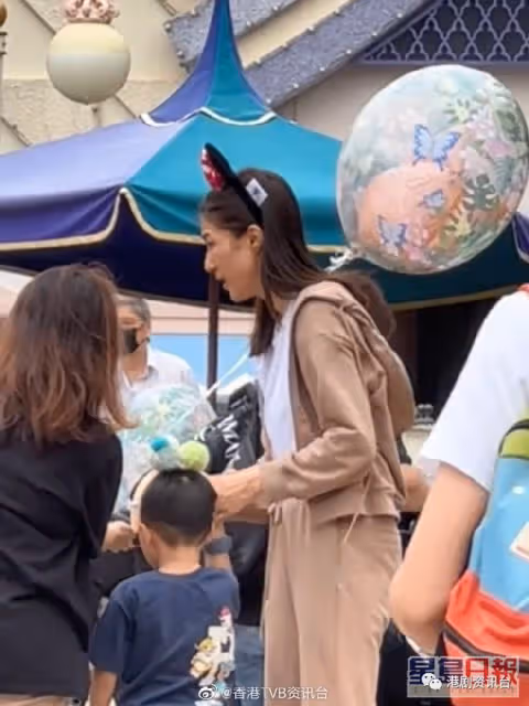 鍾嘉欣一拖三去迪士尼態度親民！大女五官精緻甩爸爸強大基因